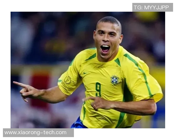 聚焦足球球星本子成长历程与辉煌赛场瞬间全景解读 聚焦足球球星本子成长历程与辉煌赛场瞬间全景解读